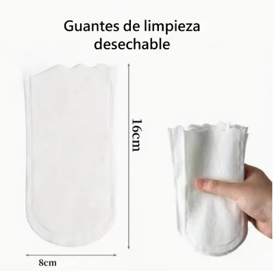 Calcetín desechable blanco para cubrir la patita, extendido con sus medidas (8 × 16 cm) y abierto en una mano
