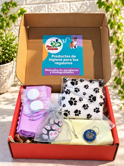Versión para mamá del pack para gatos: caja roja con los envases, toallas de microfibra, toallas comprimidas, guantes en una bolsa con huellas, una chapita azul con un gatito y aros con forma de huella en una bolsita de organza